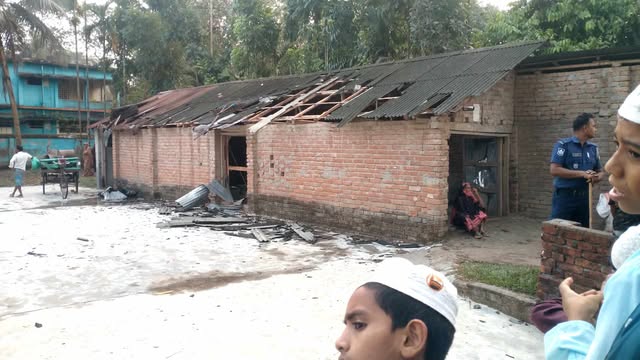 মনিরামপুরে জবাই করে গৃহবধূকে হত্যার ঘটনায় মিন্টুর বাড়িঘর ভাঙচুর করেছে বিক্ষিপ্ত জনতা।