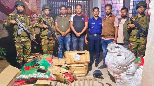 নড়াইলে দেশীয় অস্ত্রসহ সবুজ মোল্যা গ্রেফতার