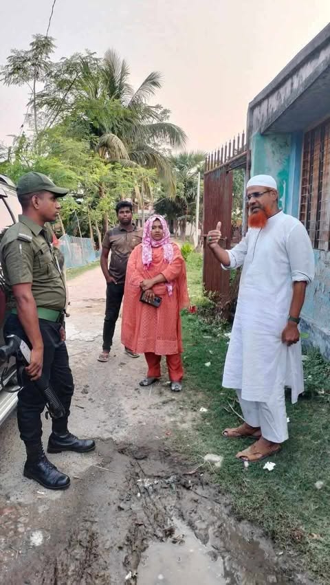 ভি জি এফ এর ডিলারের চাউল বিতরণের অনিয়মের তদন্তে টি এন ও নিশাত তামান্না।