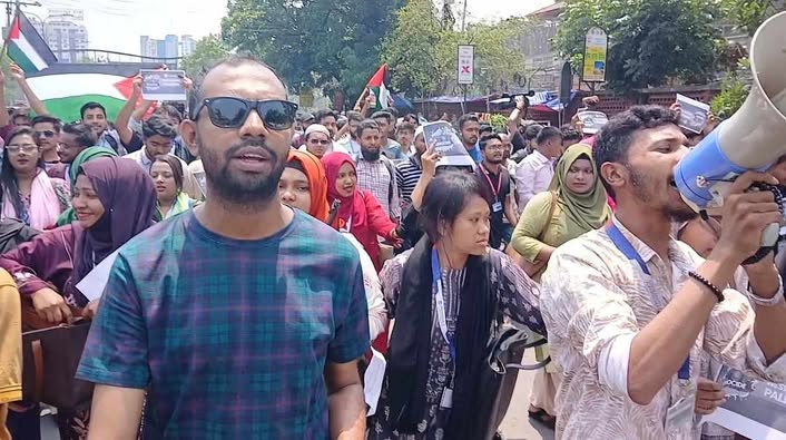 গাজায় হামলার প্রতিবাদে রাজধানী ঢাকায় শিক্ষার্থীদের বিক্ষোভ ও ক্লাস-পরীক্ষা বর্জন।।