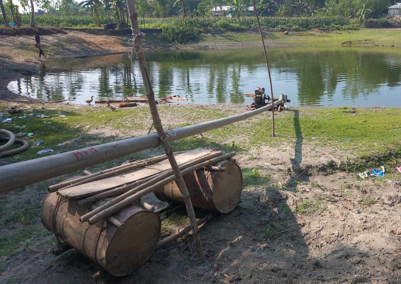 ভূরুঙ্গামারীতে ড্রেজার মেশিন দিয়ে অবৈধভাবে বালু উত্তোলন, হুমকিতে ফসলি জমি
