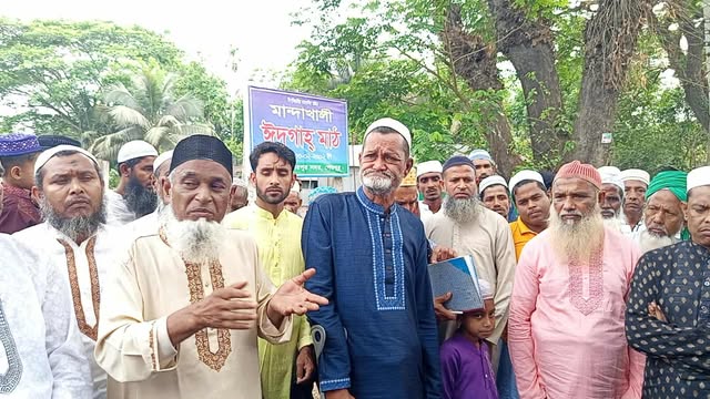 শেরপুরে ঈদগাহ মাঠের উন্নয়ন কাজে বাধা দেওয়ায় মুসুল্লিদের মানববন্ধন