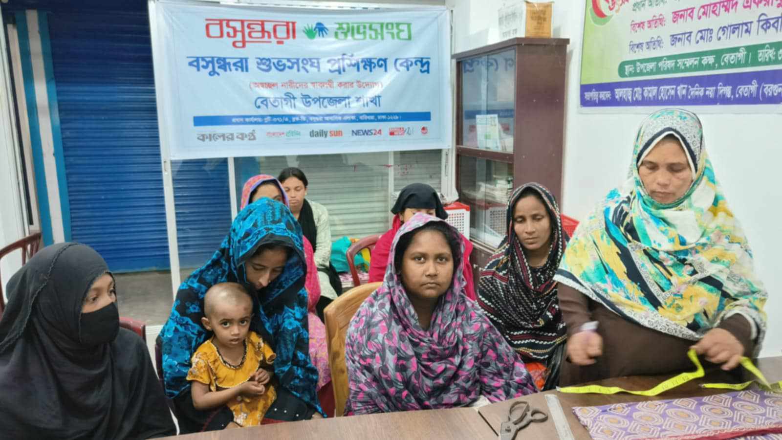 বেতাগী বসুন্ধরা শুভসংঘের উদ্যোগে অস্বচ্ছল নারীদের সেলাই প্রশিক্ষণ কার্যক্রম এগিয়ে চলছে