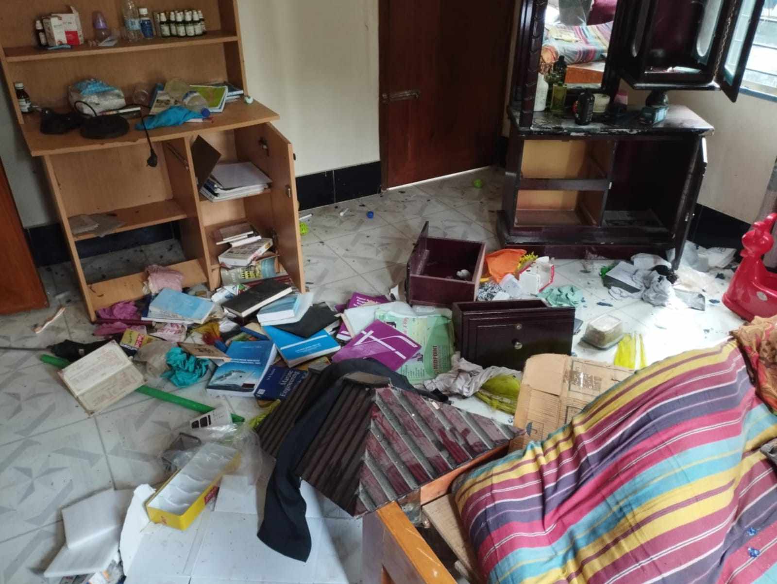 নড়াইলের লাহুড়িয়ায় ভাংচুর ও লুটপাট করেই ক্ষান্ত হননি, চাঁদা না দিলে এস্কেভেটর দিয়ে দোতলা বাড়ি ভেঙ্গে ফেলার হুমকি 