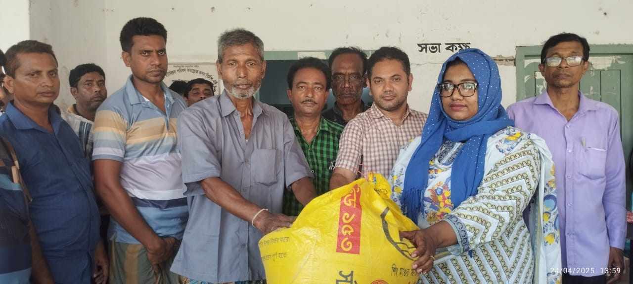 মনিরামপুরে নির্বাহী কর্মকর্তা নিশাত তামান্নার কৃষকদের মধ্যে ত্রাণের চাউল বিতরণ