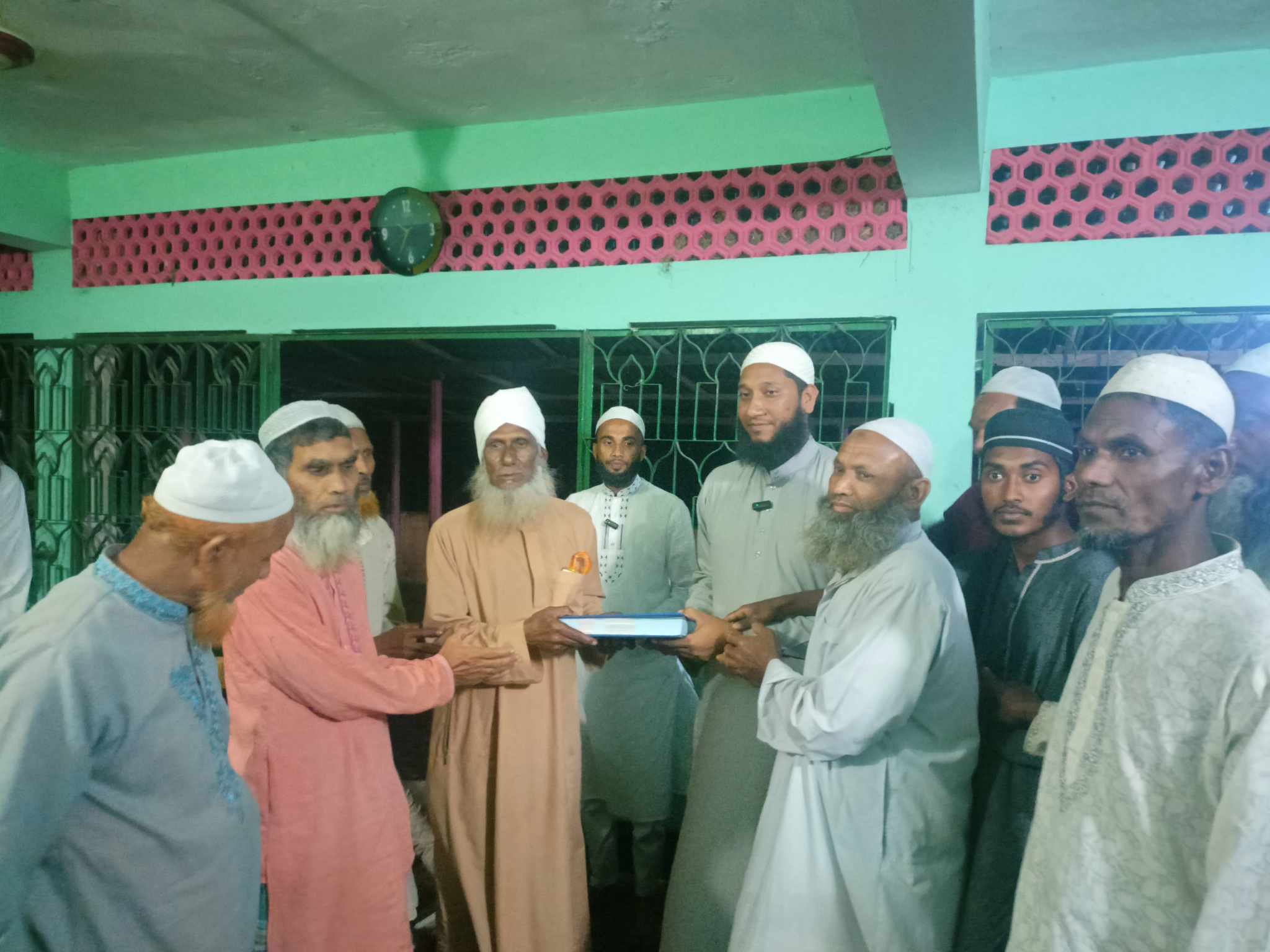 শেরপুরে বয়স্কদের কোরআন শিক্ষা ও কোরআন বিতরণ করেছে হিলফুল ফুযুল ইসলামিক সংগঠন