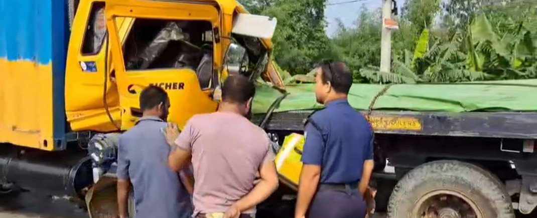 গাইবান্ধায় রড বোঝাই ট্রাকের সাথে কাভার্ড ভ্যানের সংঘর্ষ, আহত ১