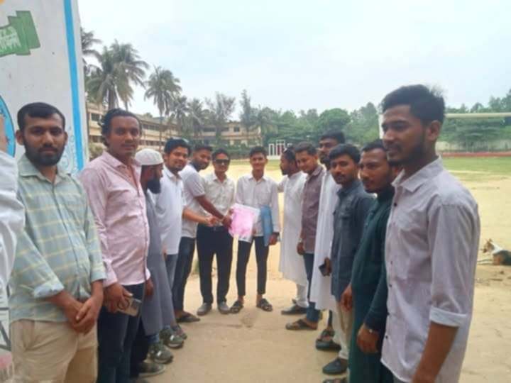 ঈদগাঁও তে পরীক্ষার্থীদের শিক্ষা উপকরণ বিতরণ করলেন উপজেলা ছাত্রদল