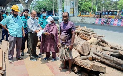 নগরীর কাঠগড়ে রাস্তা ও ফুটপাত দখল করায় ৫ ব্যক্তিকে ৪০ হাজার টাকা জরিমানা
