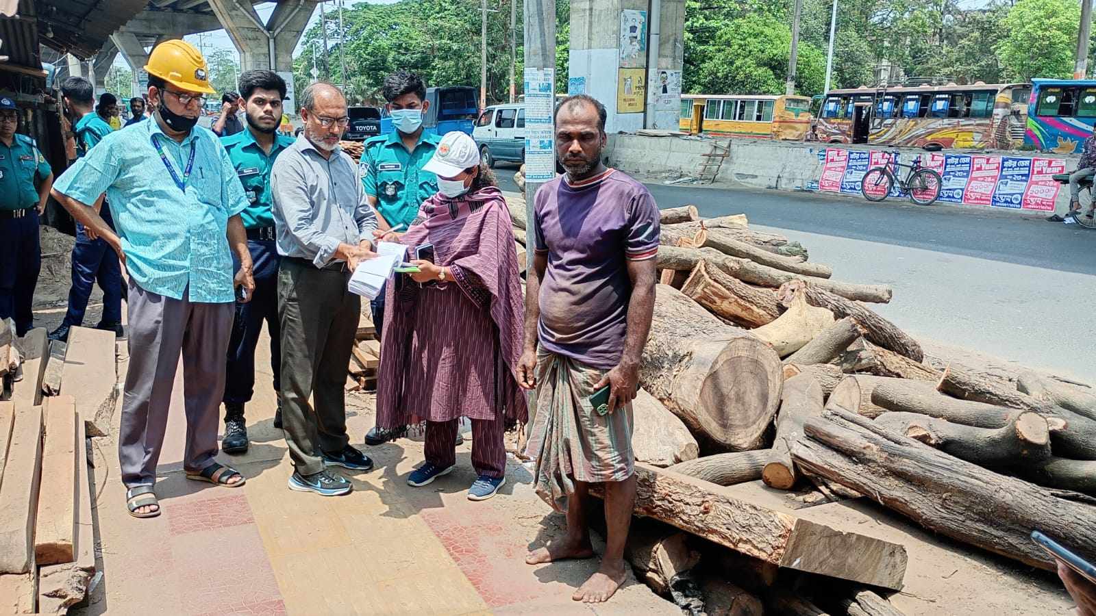 নগরীর কাঠগড়ে রাস্তা ও ফুটপাত দখল করায় ৫ ব্যক্তিকে ৪০ হাজার টাকা জরিমানা