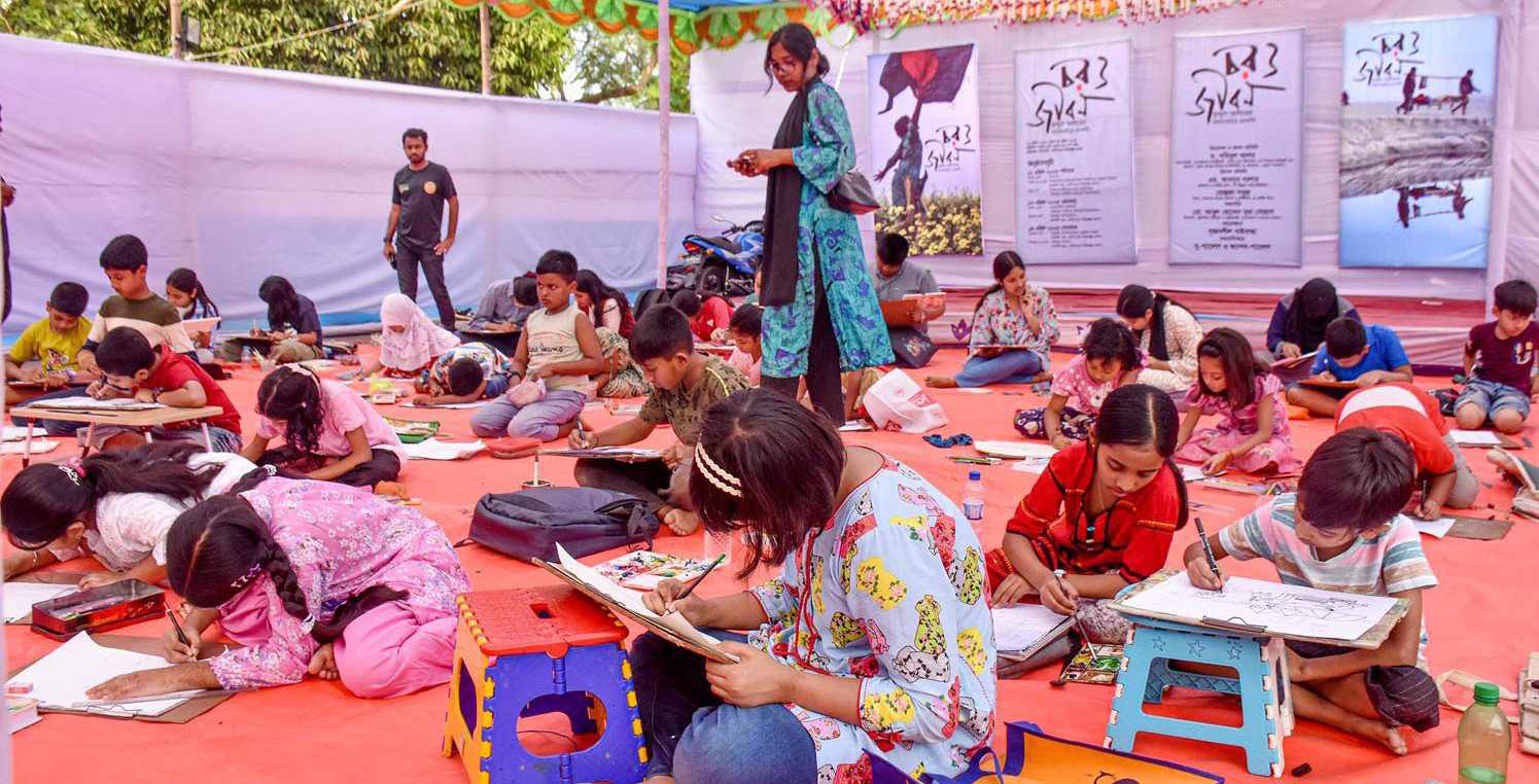 কুদ্দুস আলমের আলোকচিত্র চর ও জীবন প্রদর্শনীর দ্বিতীয় দিনেও দর্শকদের ভিড়