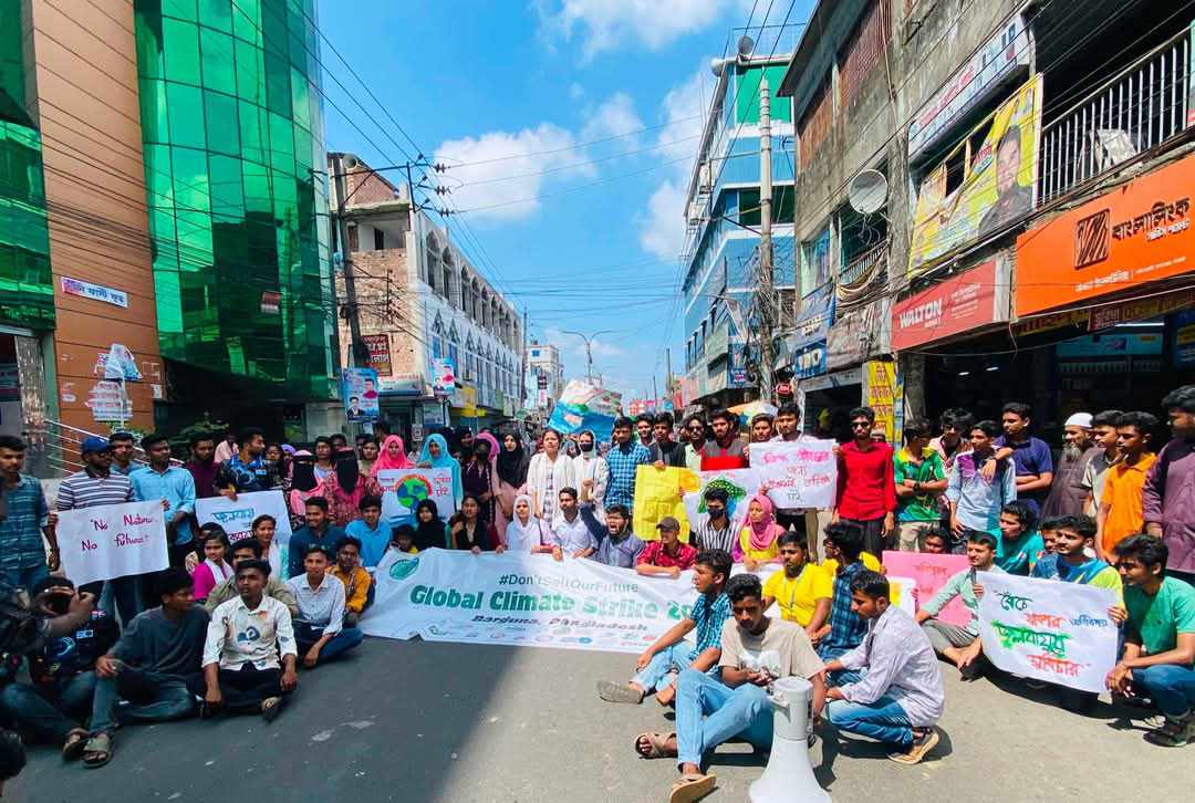 বরগুনায় জলবায়ু ন্যায়বিচার দাবিতে তরুণদের ২২ সংগঠনের ধর্মঘট
