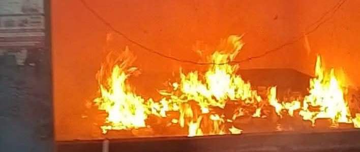 গাইবান্ধার মাঠেরপাড় বাজারে আগুন, ৫ দোকান মালিকের স্বর্বস পুড়ে ছাই