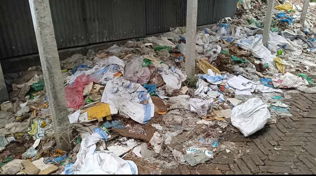 চরভদ্রাসন সদর বাজারের চারপাশে ময়লার স্তূপ