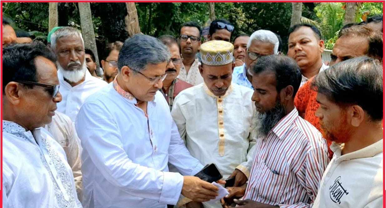 সদরপুরে আগুনে পুড়ে যাওয়া ক্ষতিগ্রস্ত পরিবারকে আর্থিক সহায়তা দিলেন শহিদুল ইসলাম বাবুল