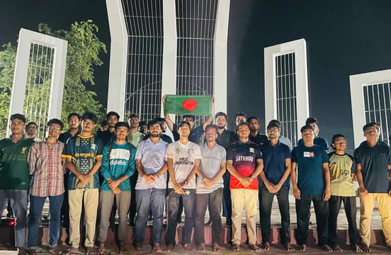 জাতীয় সংগীত নিয়ে ষড়যন্ত্রের প্রতিবাদে ইবিতে সমবেত কণ্ঠে জাতীয় সংগীত পরিবেশন