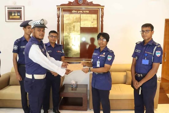 যশোরে সার্জেন্ট পুলিশের বিচক্ষণতাই দুর্ঘটনা থেকে রক্ষা পেল ট্রেন। পুরস্কৃত করলেন পুলিশ সুপার।