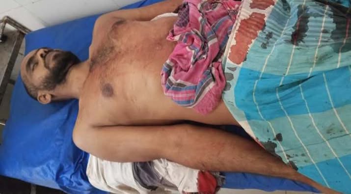নড়াইলের লোহাগড়ার খাজা মোল্লা নামে এক ব্যক্তিকে কুপিয়ে খুন এলাকায় অতিরিক্ত পুলিশ মোতায়েন