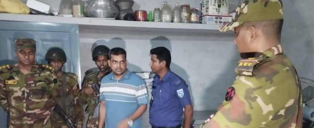 গাইবান্ধায় হ্যাকারের বাড়ি থেকে হ্যাকিং সরঞ্জামাদী উদ্ধার
