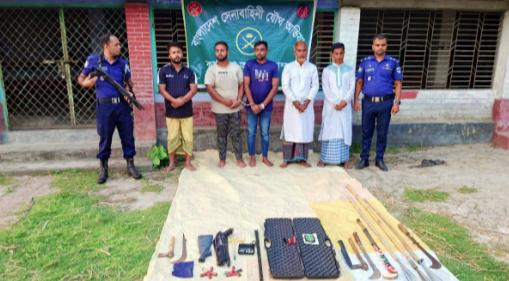 নড়াইলের কালিয়ায় মসজিদের ইমামকে মারধরের ঘটনায় সংঘর্ষ, অস্ত্রসহ আটক ৫