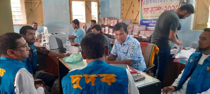 মনিরামপুরের নেহালপুর ইউনিয়ন ভূমি অফিসে দুর্নীতির অভিযোগে দুদকের অভিযান।