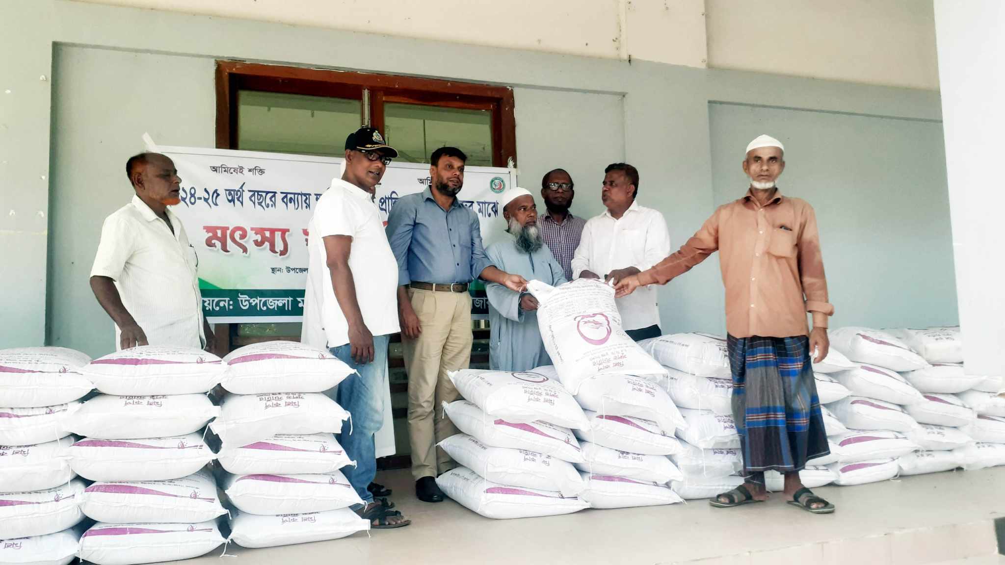 কমলগঞ্জে বন্যায় ক্ষতিগ্রস্ত ১২০ মৎস্য চাষীদের মাঝে মাছের খাদ্য বিতরণ