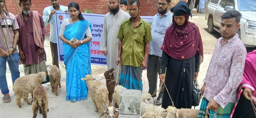 চরভদ্রাসন উপজেলা প্রাণিসম্পদ অধিদপ্তরের উদ্যোগে দুর্যোগ প্রবণ এলাকা বিভিন্ন পশু প্রাণী বিতরণ