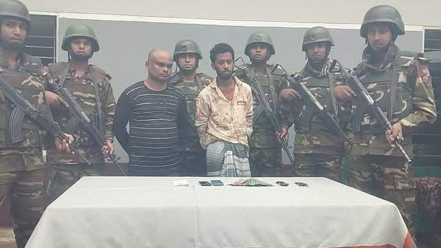 সাতকানিয়ায় কানের দুল ও টাকা সহ দুই ছিনতাই কারী আটক