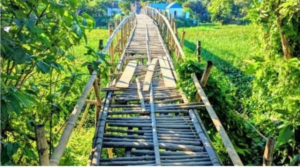 নবীনগরের বাঁশের সাঁকু ভেঙ্গে যাওয়ায় সাত গ্রামের মানুষের দুর্ভোগ