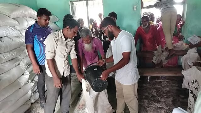 পলাশবাড়ীর কিশোরগাড়ী ইউনিয়নে ভিজিএফ এর চাল সুষ্ঠভাবে বিতরন