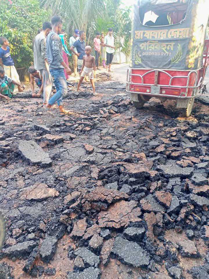ভূরুঙ্গামারীতে রাস্তার কাজ শেষ না হতেই হাতের খোঁচায় উঠে যাচ্ছে পিচের ঢালাই