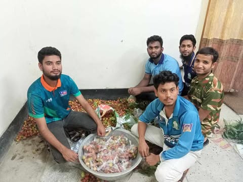 ইবিতে মৌসুমী ফল শিক্ষার্থীদের রুমে রুমে পৌঁছে দিলেন হল প্রভোস্ট