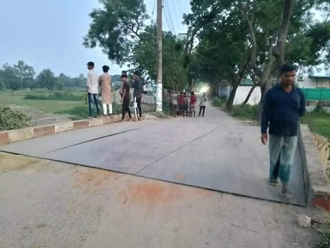 সাতকানিয়া কলেজ রোড  ধসে যাওয়া কালভার্টি প্রশাসনের অস্থায়ী সংস্কারে জনসাধারণের স্বস্তি