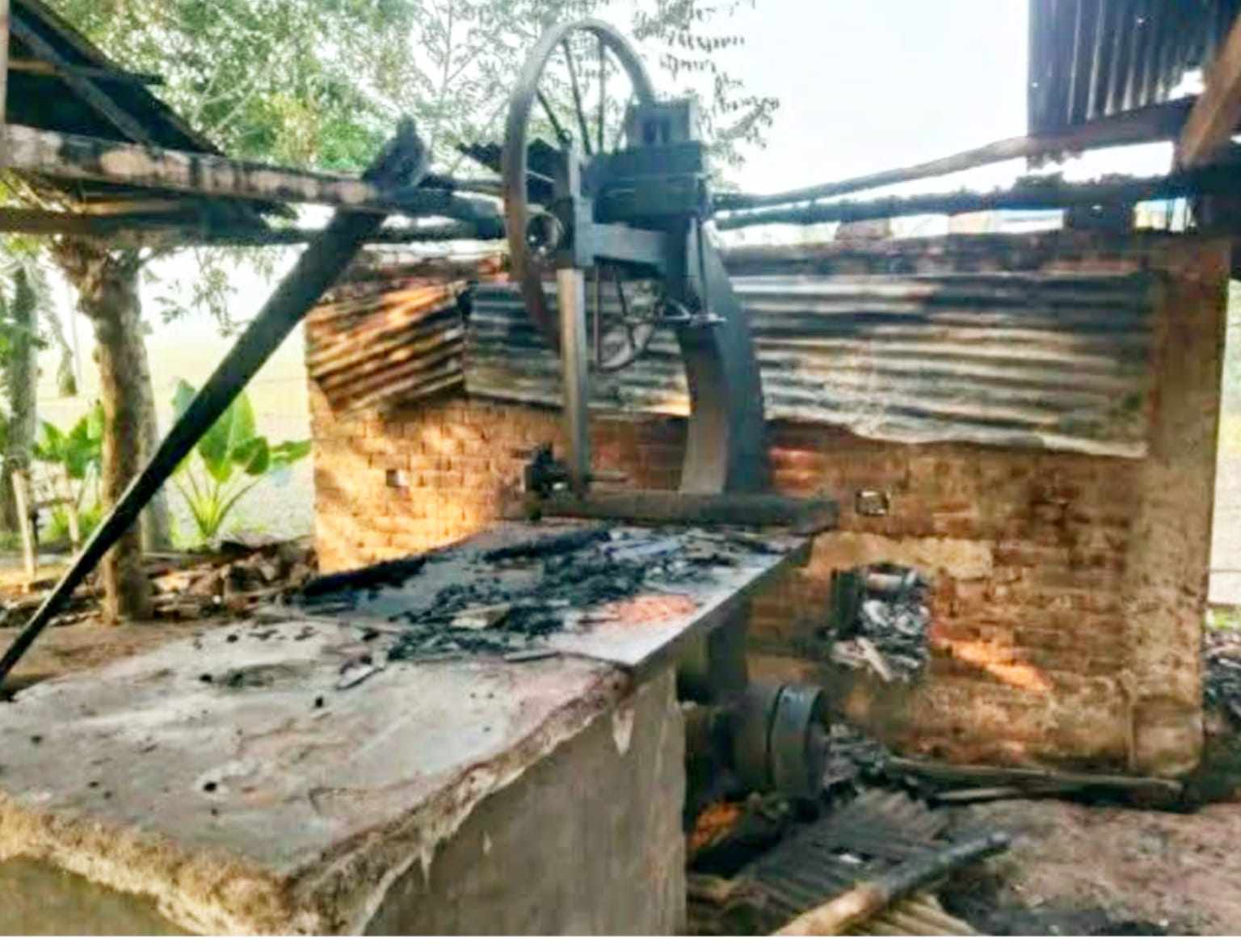 মনিরামপুর মোবারকপুরে বৈদ্যুতিক শর্ট সার্কিটে মুক্তা স-মিল পুড়ে ছাই ,৫লাখ টাকার ক্ষতি