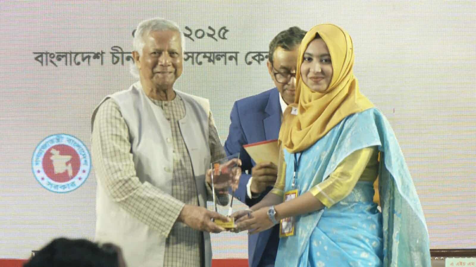 প্রধান উপদেষ্টার হাত থেকে পুরস্কার পেলেন নোবিপ্রবির শিক্ষার্থী