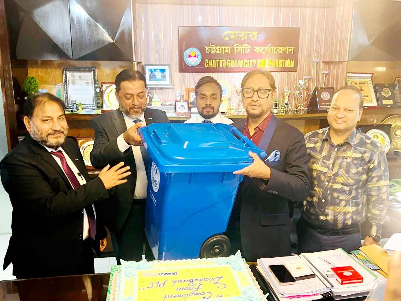 চসিক মেয়রের হাতে ১,০০০ ডাস্টবিন হস্তান্তর করলো ঢাকা ব্যাংক