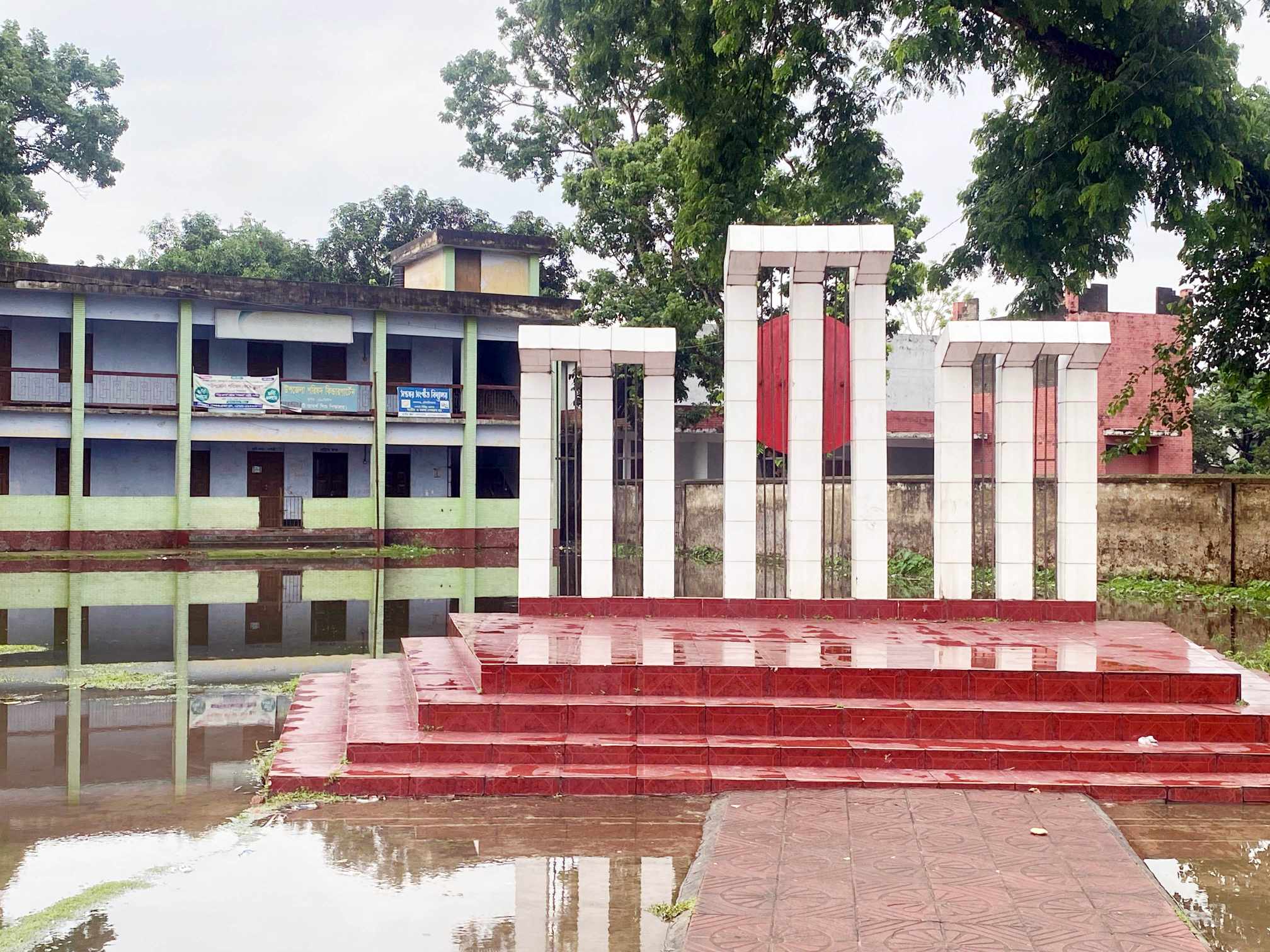 কমলগঞ্জ উপজেলা পরিষদ কে.জি স্কুল মাঠে জলাবদ্ধতা সামান্য বৃষ্টিতেই হাঁটু পানি, দুর্ভোগে শিক্ষক-শিক্ষার্থী ও অভিভাবকরা