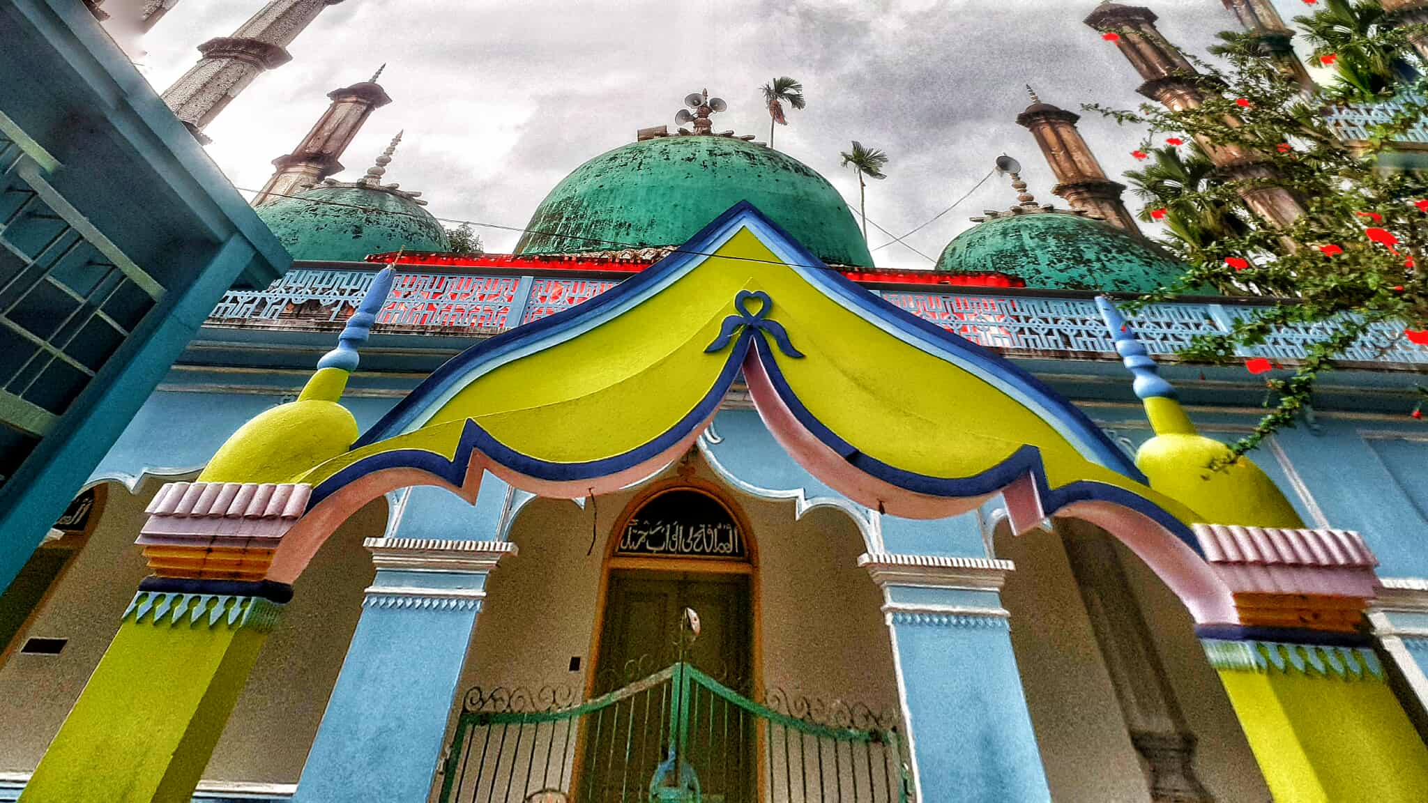 মোগল স্থাপত্যে নির্মিত তিন গম্বুজবিশিষ্ট কেরামত আলী জামে মসজিদ: কমলগঞ্জের এক অনন্য ঐতিহাসিক নিদর্শন