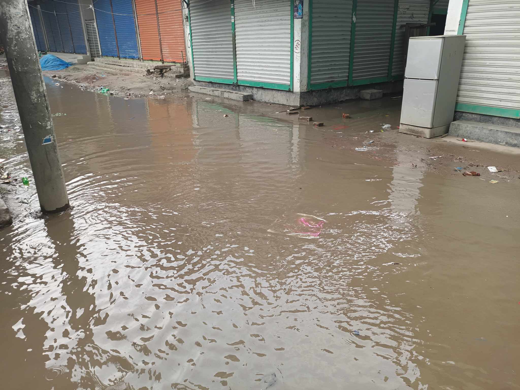 সামান্য বৃষ্টিতে চরভদ্রাসনের গার্লস স্কুলের সড়ক তলিয়ে জলাশয়