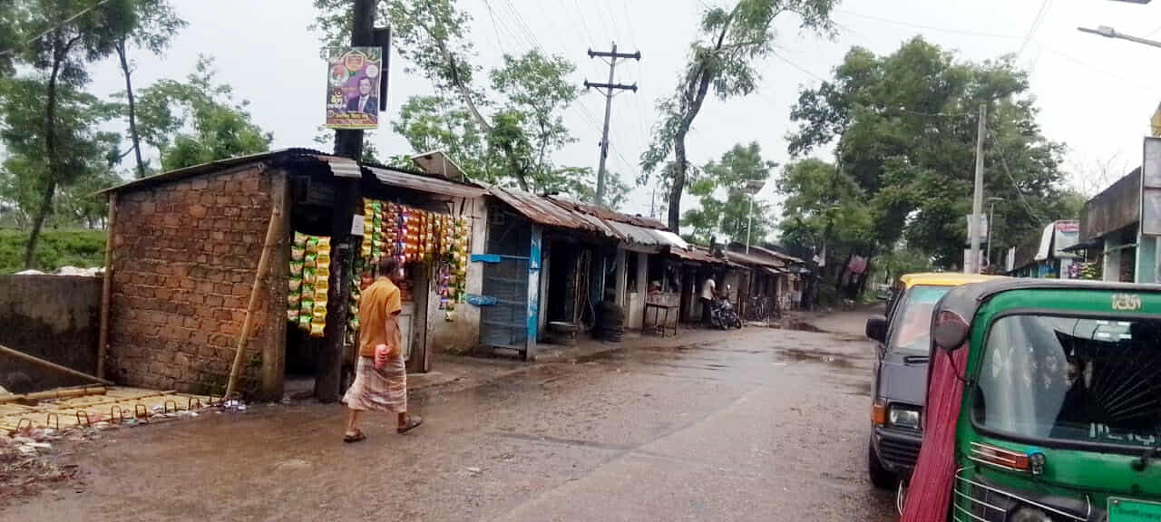 সরকারি জমি দখল করে গড়ে ওঠা অবৈধ দোকানপাট, ঝিলের পানি প্রবাহে বাধা: চরম দুর্ভোগে এলাকাবাসী