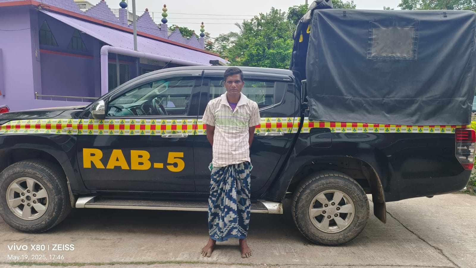 চাঁপাইনবাবগঞ্জে ৮ বছরের সাজাপ্রাপ্ত পলাতক আসামীকে গ্রেফতার করেছে র‍্যাব