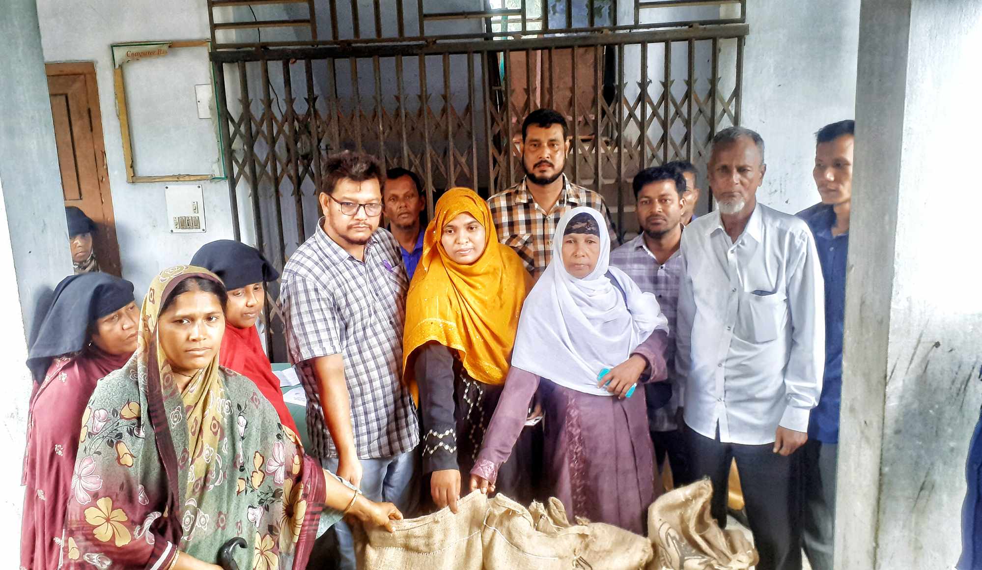 কমলগঞ্জে ১৭৩ হতদরিদ্র পরিবারে ভিজিডি চাল ও ১৫০ টিসিবি কার্ডধারীর মাঝে পণ্য বিতরণ