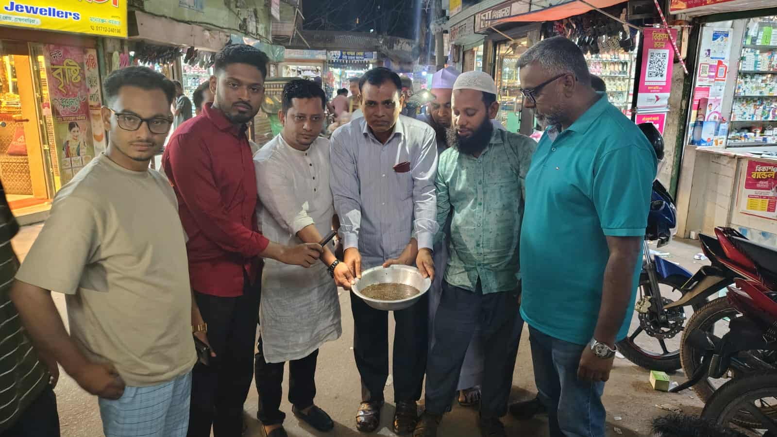 দেশীয় প্রজাতির মাছ রক্ষায় পোনা জব্দ ও অবমুক্ত