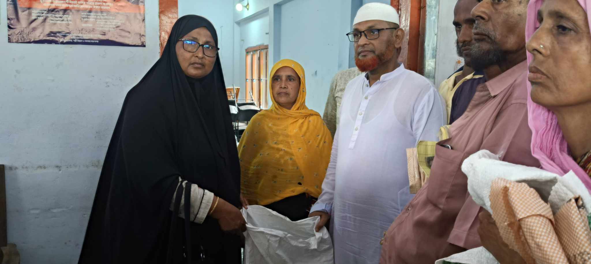 বাগআঁচড়ায় কার্ডধারিদের মাঝে খাদ্যবান্ধব কর্মসুচীর চাল বিতরন
