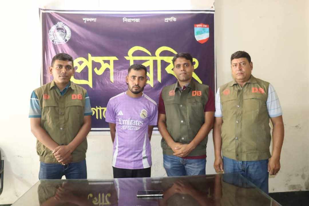 পর্নোগ্রাফি তৈরি করে ফেসবুক ও মেসেঞ্জারে ব্লাকমেইলের মাধ্যমে চাঁদা দাবির মূলহোতা সৌরভ মাহামুদুল(২৬) চাঁদপুর থেকে গ্ৰেফতার