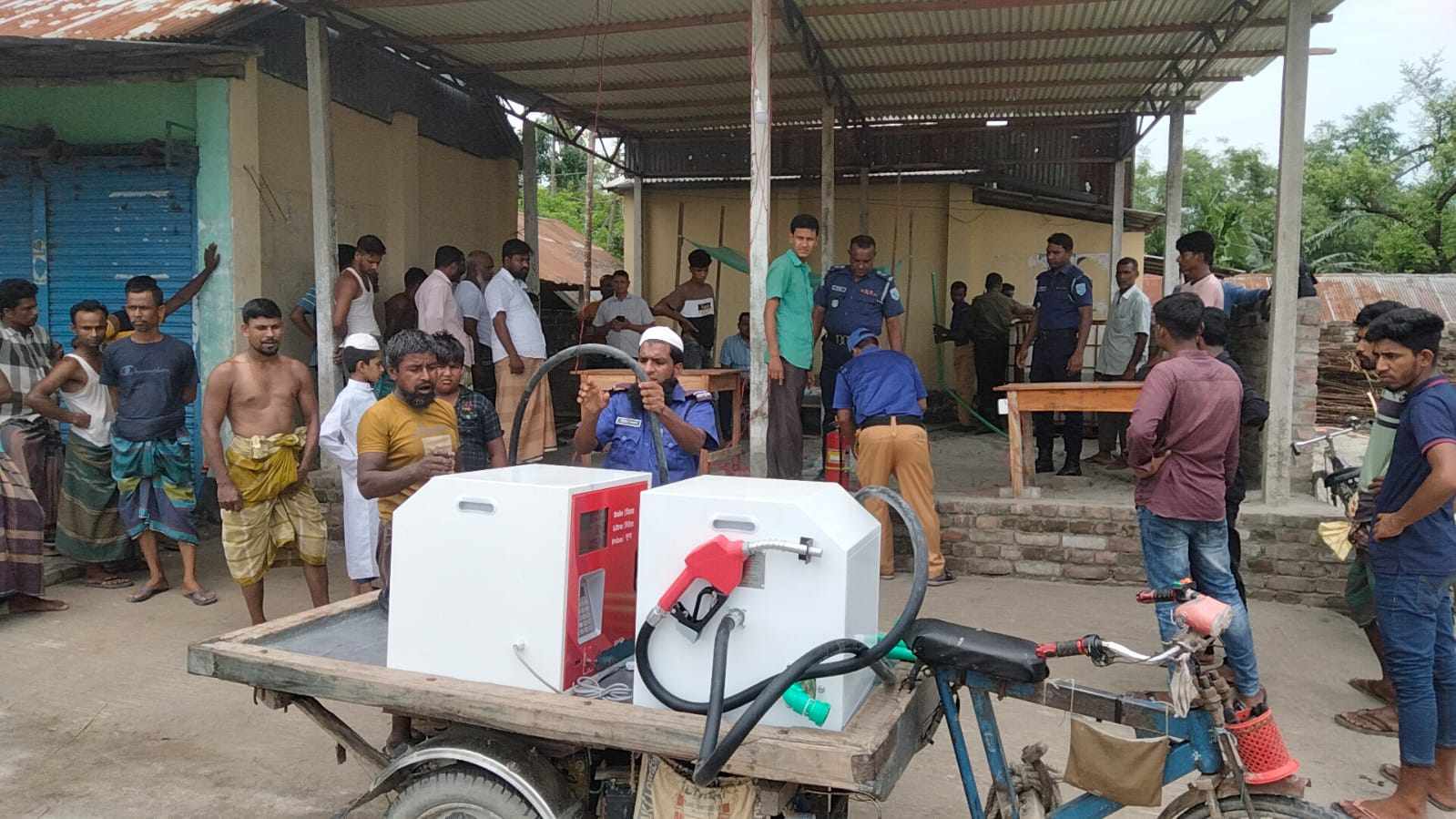 ভূরুঙ্গামারীতে অবৈধ পেট্রোল পাম্প গুড়িয়ে দিলো প্রশাসন, দুটি ডিসপেন্সার মেশিন জব্দ 