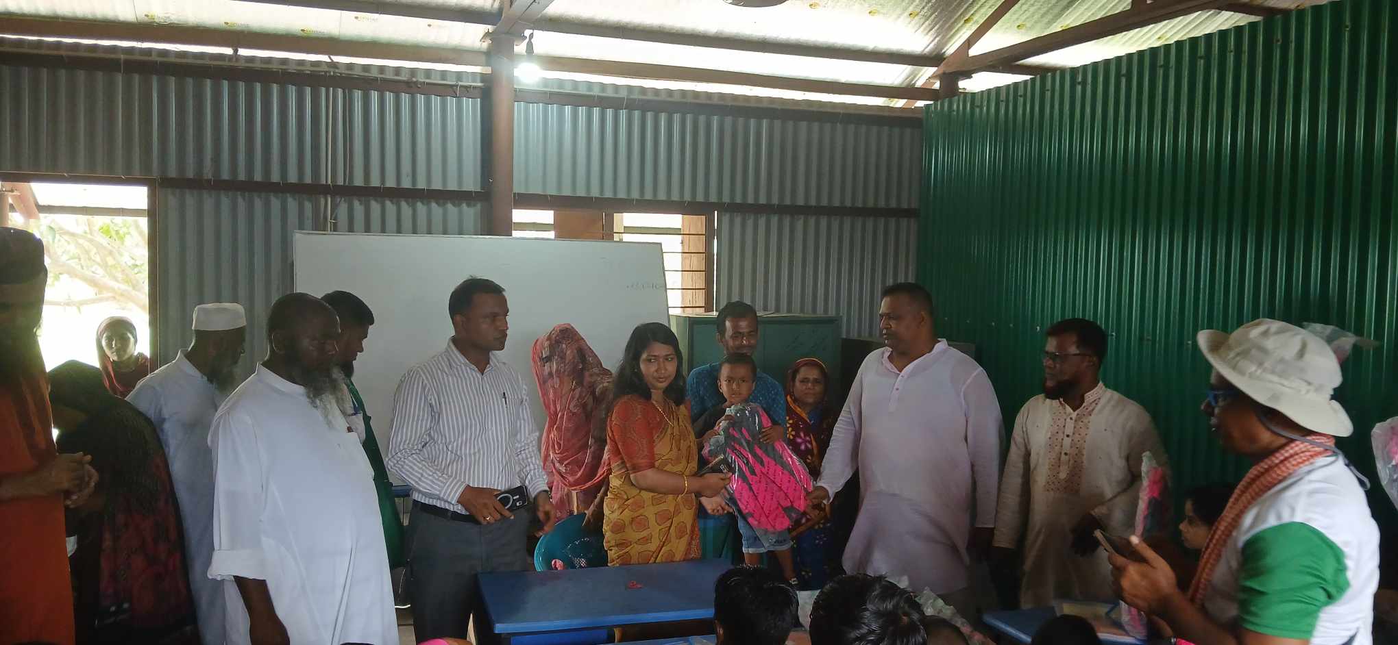 চরঝাউকান্দায় হুকুমআলি চৌকদার চর কল্যাণপুর সরকারি প্রাথমিক বিদ্যালয়ে উপজেলা প্রশাসনে শিক্ষা উপকরণ বিতরণ 