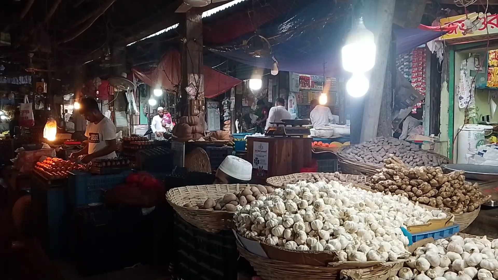 নেত্রকোণায় চায়না রসুন ১৬০, এলসির মরিচ ৩০০ টাকা কেজি