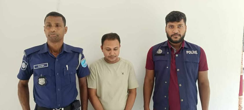 সদরপুরে স্ত্রীর করা যৌতুক ও নির্যাতন মামলায় নাসির উদ্দিন প্রিন্স নামে এক স্কুল শিক্ষককে গ্রেপ্তার