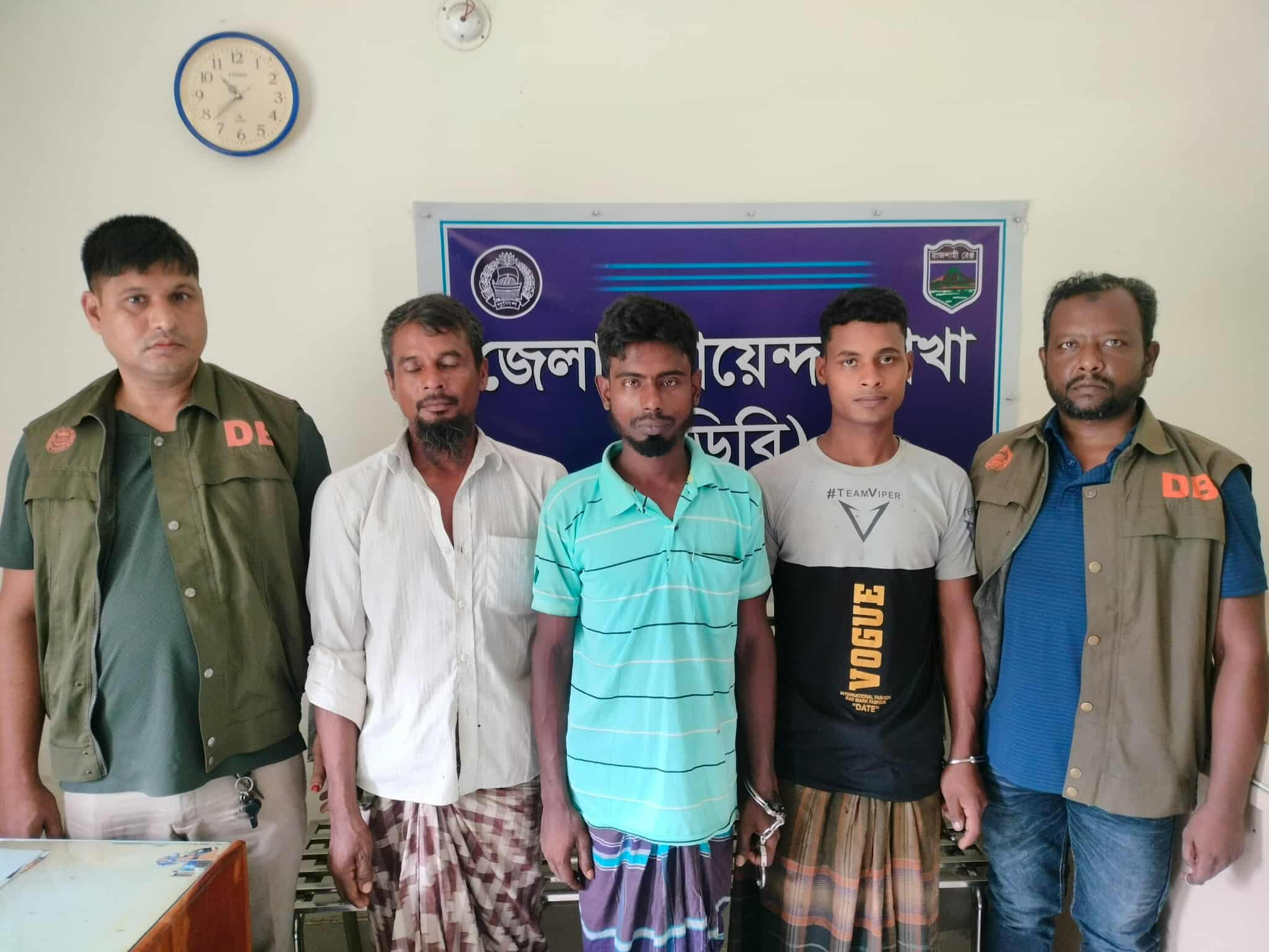 নাচোলে আলোচিত ভ্যান চালক রাজুকে হত্যার দায়ে ৩জনকে গ্রেপ্তার করেছে পুলিশ